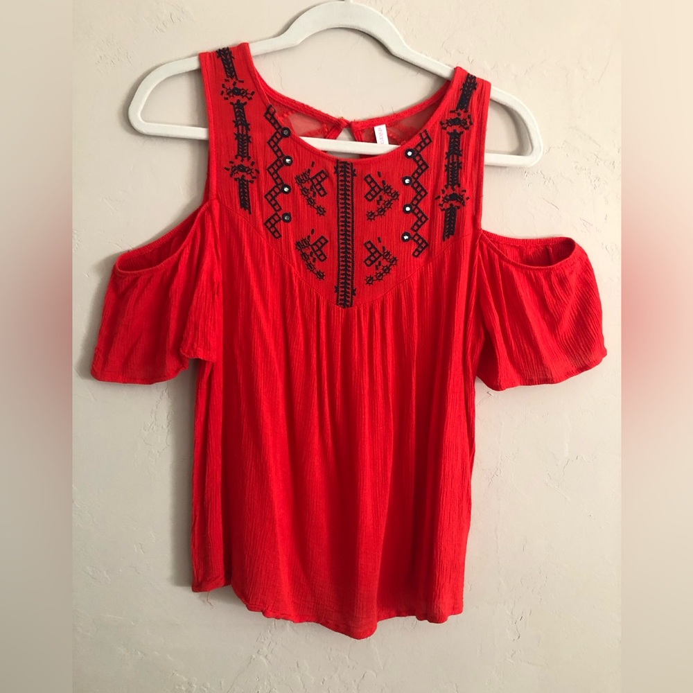 Xhiliration Open Shoulder Short Sleeve Top